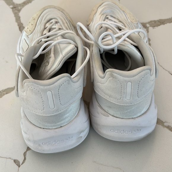 Adidas Ozelia White Sneaker 8.5 - Picture 4 of 6